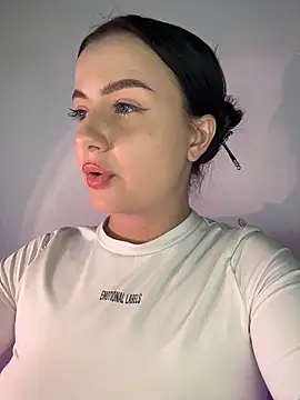 QueenL0la online show from May 27, 2026, 5:20 pm