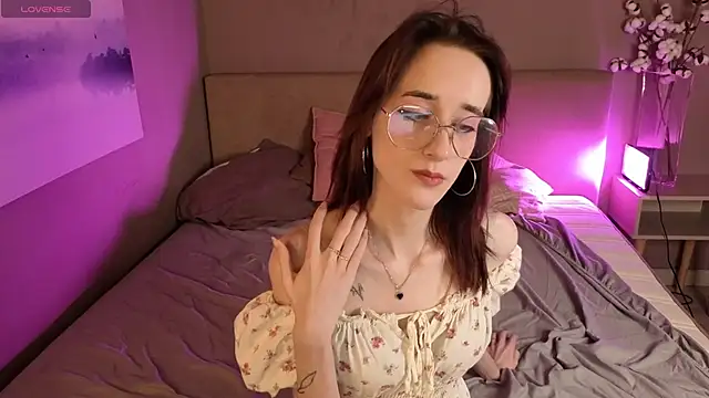 LolaWhitmore online show from May 29, 2026, 1:17 pm