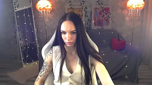 NicoleMerz online show from June 12, 2026, 3:43 pm