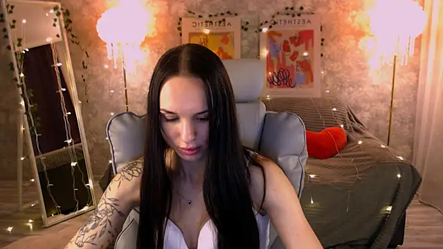 NicoleMerz online show from June 17, 2026, 4:39 pm