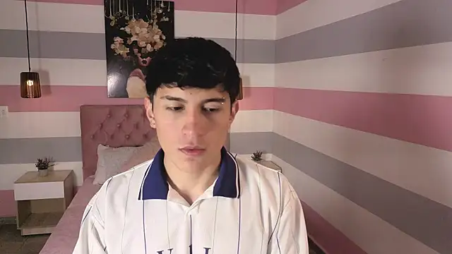 Snapshot of ryan_valentino chatting on July 1, 2026, 2:06 pm ryan valentino online show from July 1, 2026, 2:06 pm