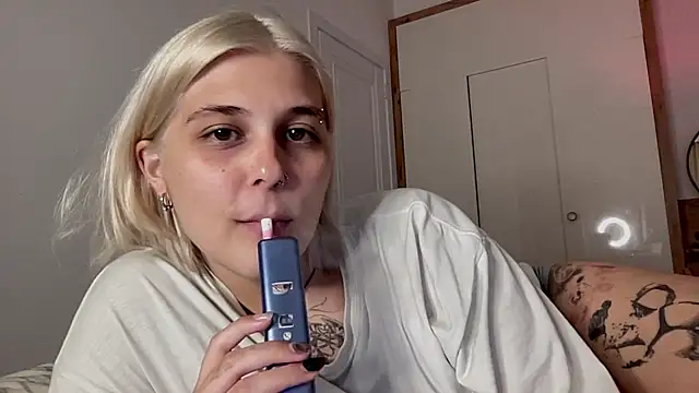 Snapshot of Ella_Bloom chatting on July 14, 2026, 6:25 pm Ella Bloom online show from July 14, 2026, 6:25 pm