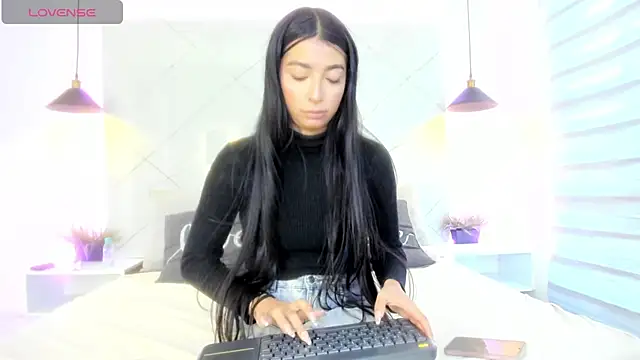SARAH COLLENS  online show from July 15, 2026, 11:39 am