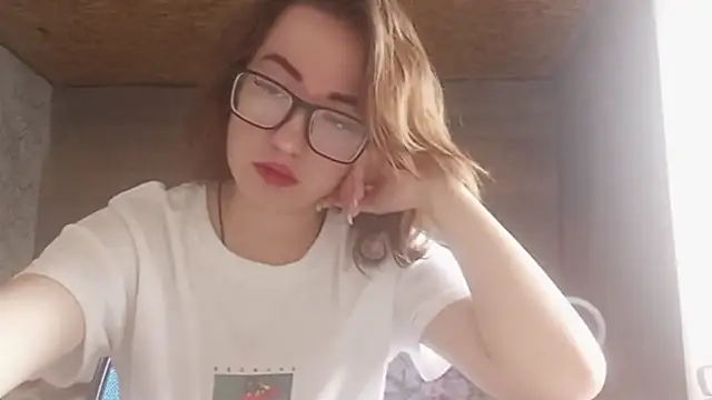 Snapshot of OliviaMoment chatting on June 26, 2026, 9:04 am OliviaMoment online show from June 26, 2026, 9:04 am
