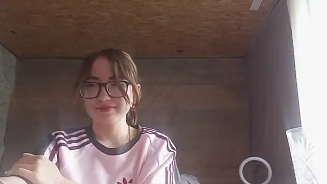 Snapshot of OliviaMoment chatting on June 19, 2026, 8:20 am OliviaMoment online show from June 19, 2026, 8:20 am