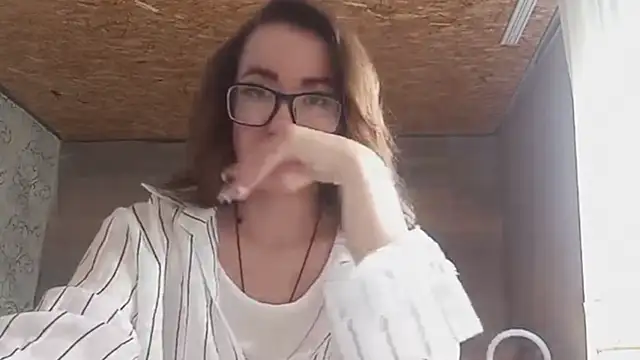 Snapshot of OliviaMoment chatting on June 15, 2026, 8:25 am OliviaMoment online show from June 15, 2026, 8:25 am