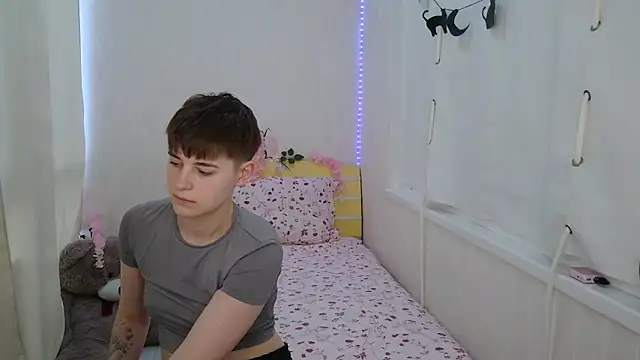 EmyHills online show from June 18, 2026, 2:33 pm