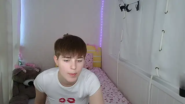 EmyHills online show from June 14, 2026, 3:57 pm
