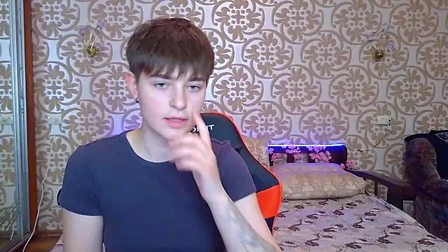 EmyHills online show from July 14, 2026, 7:42 pm
