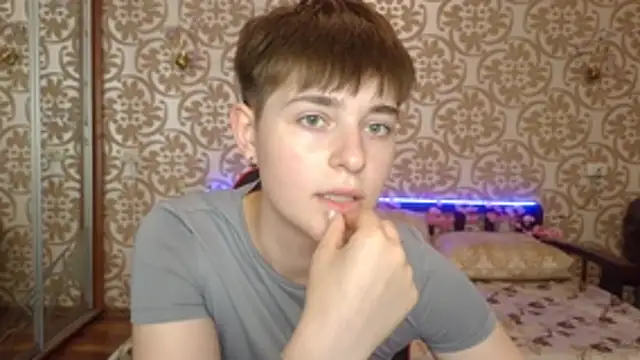EmyHills online show from July 26, 2026, 7:43 pm