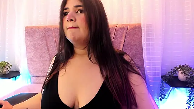 Emilie Jones online show from June 17, 2026, 7:57 pm