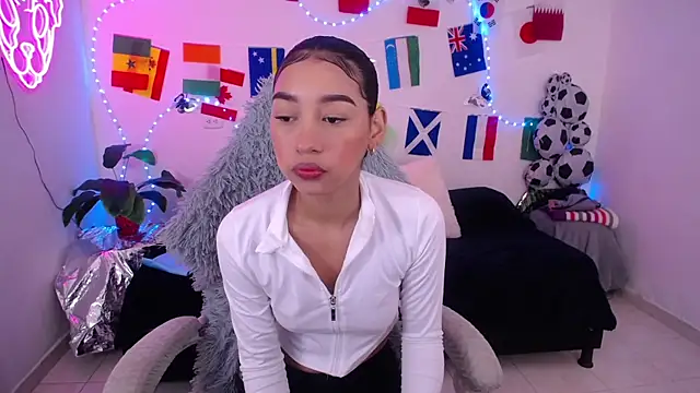 mia cute girl online show from July 3, 2026, 12:11 pm
