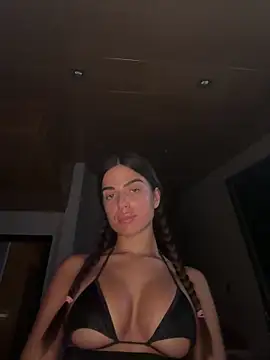 miaabelluccii online show from June 10, 2026, 9:27 pm