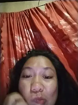 Snapshot of Yummyleyn chatting on June 1, 2026, 1:11 pm Yummyleyn online show from June 1, 2026, 1:11 pm