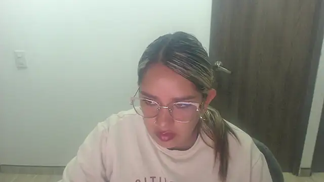 Snapshot of camivilla393140 chatting on July 7, 2026, 10:30 am camivilla393140 online show from July 7, 2026, 10:30 am
