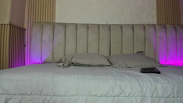 julimonroe  online show from July 4, 2026, 2:07 am