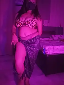 Snapshot of Yours_Stepmom chatting on June 18, 2026, 6:02 pm Yours Stepmom online show from June 18, 2026, 6:02 pm
