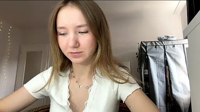Snapshot of smalllisa chatting on July 19, 2026, 4:48 pm smalllisa online show from July 19, 2026, 4:48 pm