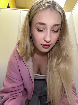 Snapshot of Polly_Pop chatting on July 5, 2026, 1:51 pm Polly Pop online show from July 5, 2026, 1:51 pm