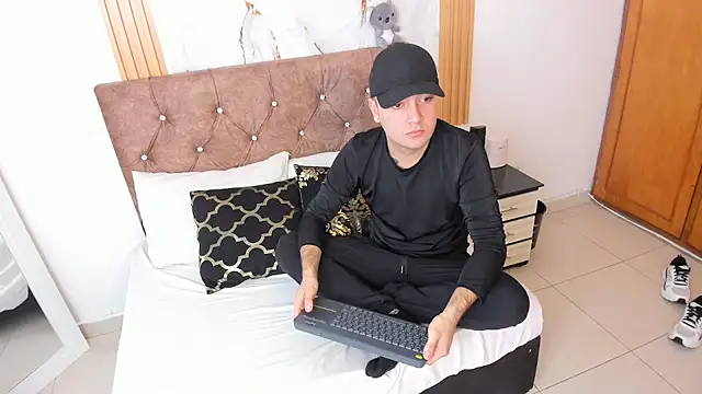 Snapshot of mike_fox07 chatting on June 3, 2026, 6:12 pm mike fox07 online show from June 3, 2026, 6:12 pm