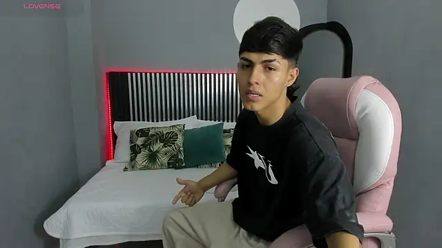 Snapshot of Axel_Mendozaa chatting on June 10, 2026, 8:21 pm Axel Mendozaa online show from June 10, 2026, 8:21 pm