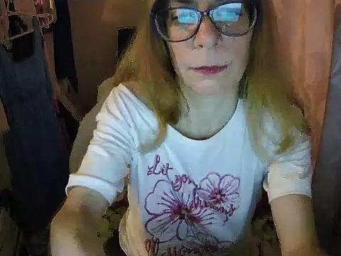 Snapshot of Aphrodity_Roxx chatting on July 17, 2026, 12:19 am Aphrodity Roxx online show from July 17, 2026, 12:19 am