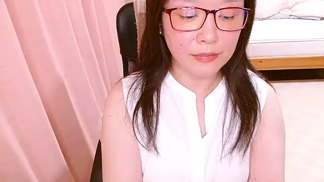Snapshot of LENA-xo chatting on June 9, 2026, 3:57 pm LENA-xo online show from June 9, 2026, 3:57 pm