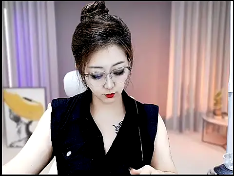 Snapshot of Mimi131499 chatting on June 17, 2026, 4:12 am Mimi131499 online show from June 17, 2026, 4:12 am