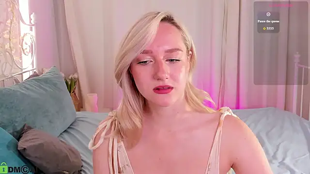 Chloe-Deccer online show from August 4, 2026, 1:32 am