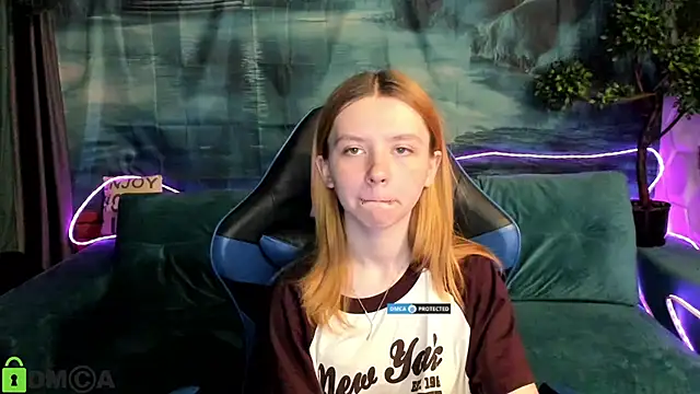 Snapshot of CarolInWonderland chatting on July 1, 2026, 6:58 am CarolInWonderland online show from July 1, 2026, 6:58 am