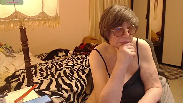 Sharon Amore online show from October 2, 2025, 6:00 pm