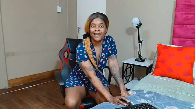 Snapshot of Lavendaxx chatting on July 28, 2026, 3:43 pm Lavendaxx online show from July 28, 2026, 3:43 pm