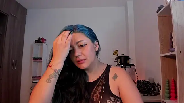 LauraToro  online show from April 5, 2026, 10:16 pm