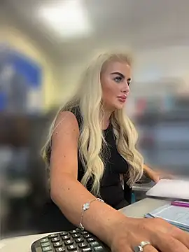 Snapshot of BarbieLeahX chatting on June 10, 2026, 2:29 pm BarbieLeahX online show from June 10, 2026, 2:29 pm