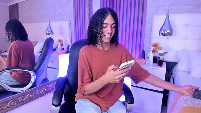 KyleeSmiith online show from June 19, 2026, 4:40 am