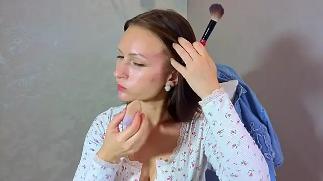 Snapshot of Emmiennova chatting on August 3, 2026, 2:12 pm Emmiennova online show from August 3, 2026, 2:12 pm