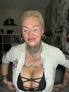 Snapshot of InkedMissLaBaehm chatting on July 14, 2026, 10:05 pm InkedMissLaBaehm online show from July 14, 2026, 10:05 pm
