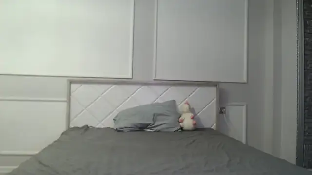 yunajin1 online show from June 17, 2026, 12:37 pm