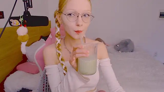 Snapshot of blush chatting on July 5, 2026, 8:43 am blush online show from July 5, 2026, 8:43 am