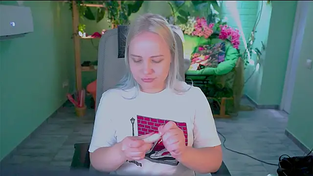 stellawatts online show from June 24, 2026, 8:02 am
