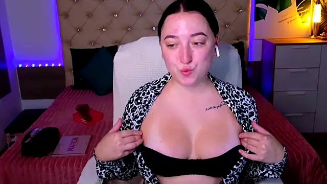 AVA MAXIMUS online show from July 28, 2026, 4:53 am