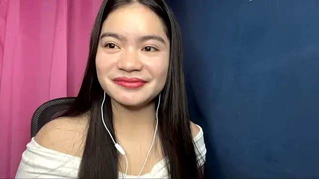 LouveniaDebeer online show from June 17, 2026, 12:37 pm