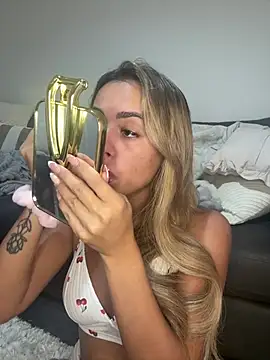Harrietbronzex online show from August 3, 2026, 2:23 pm