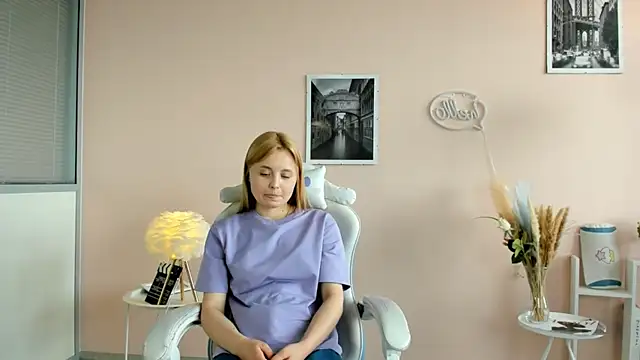 EloiseAlmario online show from June 19, 2026, 1:28 pm