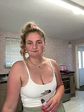 Juicy BabeXo online show from June 24, 2026, 10:03 am