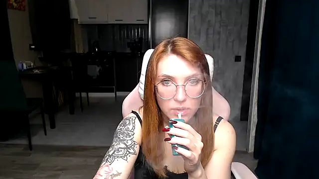 Reginasmilee online show from November 19, 2025, 1:55 pm