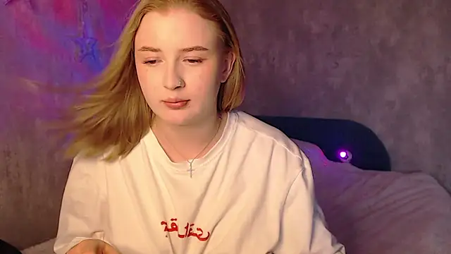 Snapshot of LumiMoore chatting on July 8, 2026, 5:24 pm LumiMoore online show from July 8, 2026, 5:24 pm