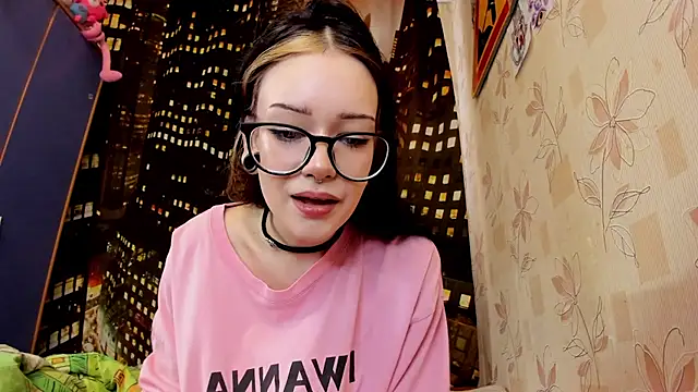 Snapshot of HoneyMolly_ chatting on July 13, 2026, 10:47 am HoneyMolly online show from July 13, 2026, 10:47 am