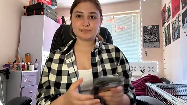 Snapshot of AteGlass chatting on July 11, 2026, 12:16 pm AteGlass online show from July 11, 2026, 12:16 pm