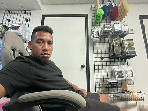 Snapshot of Herrokirkland chatting on July 21, 2026, 2:18 pm Herrokirkland online show from July 21, 2026, 2:18 pm